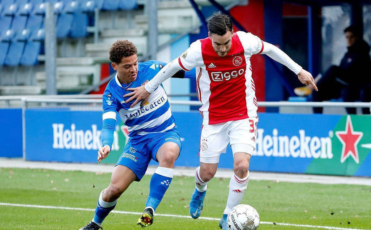 阿贾克斯期待胜利，客场挑战对手奋力争取进球的简单介绍