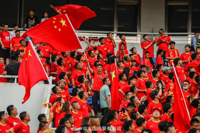 关于比赛激烈紧张,球迷疯狂加油呐喊助威的信息 关于比赛激烈紧张,球迷疯狂加油呐喊助威的信息