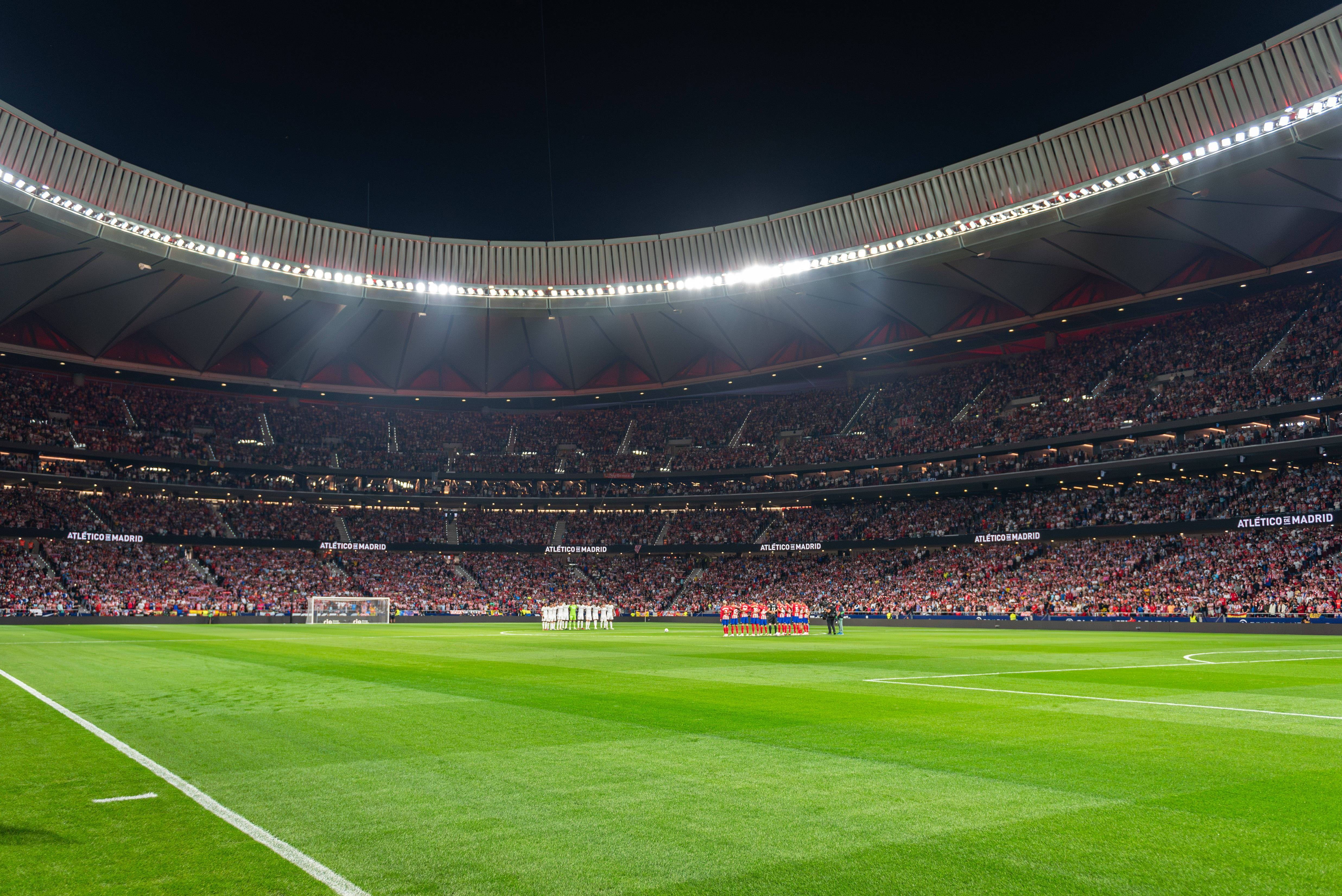 马竞球员赠送球迷签名球衣,获得热烈回应 马竞球员赠送球迷签名球衣,获得热烈回应