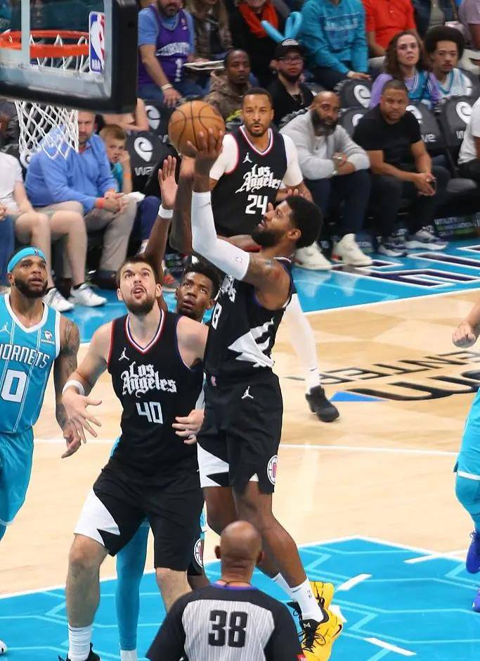 威少三巨头联手,哈登得分突破,国王冲击季后赛! 威少三巨头联手,哈登得分突破,国王冲击季后赛!